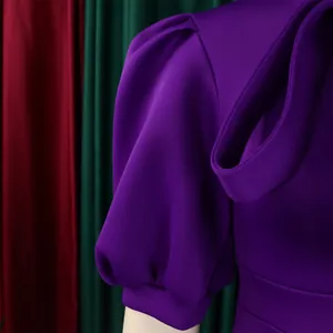 Gros plan sur la manche bouffante violette élégante d'une robe de soirée