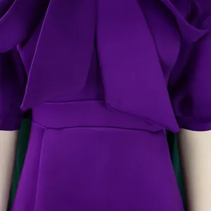 Détail d'une robe de soirée violette avec un élégant nœud et des manches bouffantes