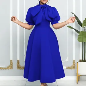 Détail d'une robe de soirée bleu roi avec des manches bouffantes et un grand nœud