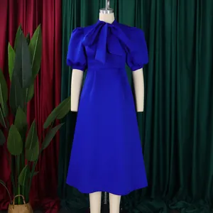 Robe de banquet bleu roi élégante avec manches bouffantes et grand détail de nœud à l'avant