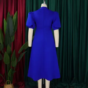 Vue arrière détaillée d'une robe de banquet mi-longue bleue royale à manches courtes