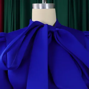 Gros plan sur le nœud papillon bleu roi surdimensionné d'une robe de soirée élégante.