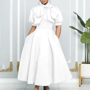 Élégante robe blanche à manches bouffantes et grand nœud pour banquets et soirées