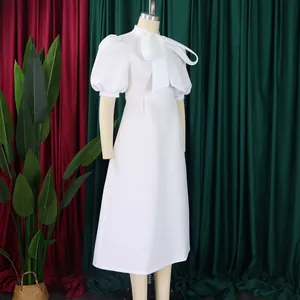 Robe de bal blanche élégante à manches bouffantes avec nœud papillon au col