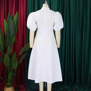 Vue arrière d'une élégante robe blanche à manches bouffantes pour banquet