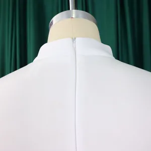 Détail de la fermeture éclair invisible au dos d'une robe de banquet blanche