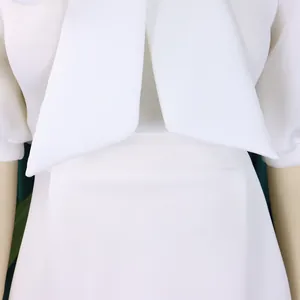Gros plan détaillé sur l'élégant nœud blanc d'une robe de soirée sophistiquée