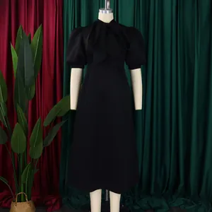 Robe midi trapèze noire élégante avec manches bouffantes et nœud pour les banquets