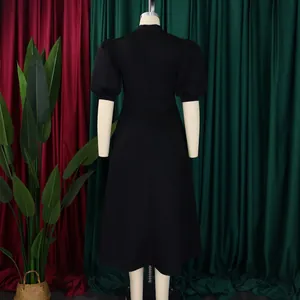 Vue arrière d'une élégante robe midi noire à manches bouffantes pour les banquets formels