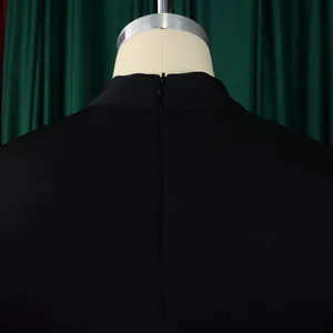 Gros plan détaillé de la fermeture éclair invisible au dos d'une robe de soirée noire élégante