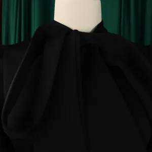 Gros plan sur le détail élégant du nœud papillon noir sur une robe de soirée chic