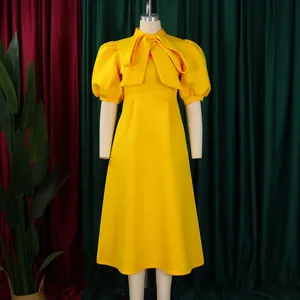 Robe midi jaune élégante avec un grand nœud papillon au col et manches bouffantes.