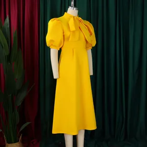 Vue détaillée d'une robe jaune à manches courtes avec un grand nœud et des manches bouffantes