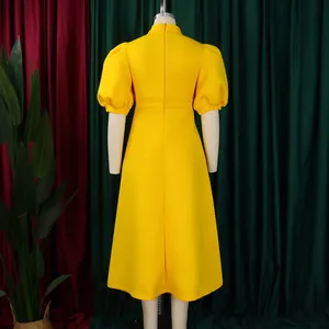 Élégante robe midi jaune à manches bouffantes pour banquet, vue arrière avec détail de zip