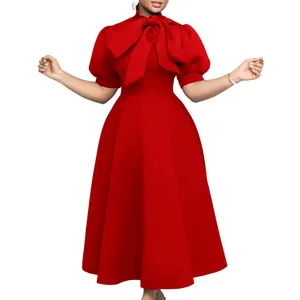 Robe de soirée évasée rouge élégante avec un grand nœud au cou et des manches bouffantes.
