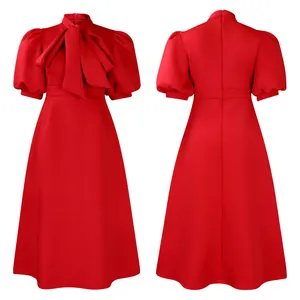 Vue détaillée de l'avant et de l'arrière de cette robe de soirée rouge avec un nœud