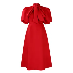 Robe rouge élégante à manches courtes avec grand nœud et manches bouffantes.