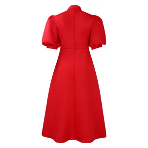 Vue arrière d'une robe mi-longue rouge évasée avec manches bouffantes et col montant.