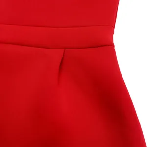 Gros plan détaillé sur la taille plissée d'une robe de soirée rouge vif pour les femmes