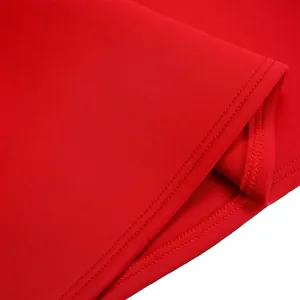 Gros plan montrant l'ourlet et les coutures soignées d'une robe de soirée rouge chic