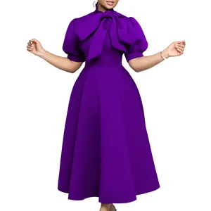 Robe de soirée violette à manches courtes avec grand nœud papillon et jupe évasée chic.