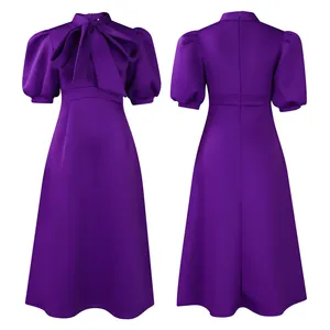 Vue avant et arrière d'une robe de soirée violette à manches bouffantes