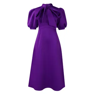 Vue détaillée d'une robe de soirée violette élégante avec nœud et manches bouffantes
