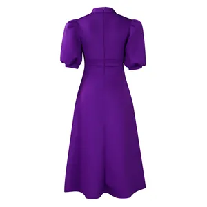 Vue arrière d'une robe midi violette élégante avec manches bouffantes et zip invisible