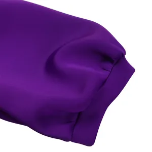 Détail du poignet de manche bouffant violet élégant sur une robe de soirée formelle