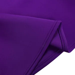 Gros plan du tissu violet montrant les coutures de qualité d'une robe de soirée d'été