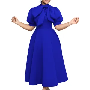 Robe de soirée bleu roi à manches courtes avec un col à nœud élégant et manches bouffantes.