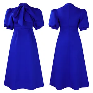 Vue avant et arrière d'une robe de banquet bleu roi à manches bouffantes et gros nœud