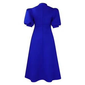Vue arrière détaillée d'une robe de soirée bleue à manches bouffantes et silhouette trapèze