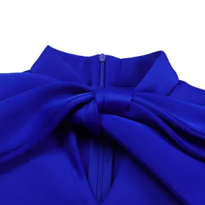 Gros plan détaillé d'une élégante robe de soirée bleu roi avec col montant et nœud décoratif