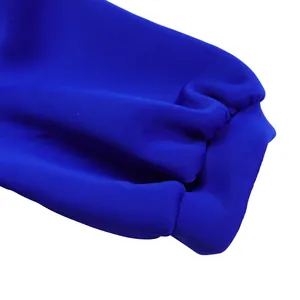 Gros plan sur le détail du poignet élastiqué d'une manche de robe de soirée bleue