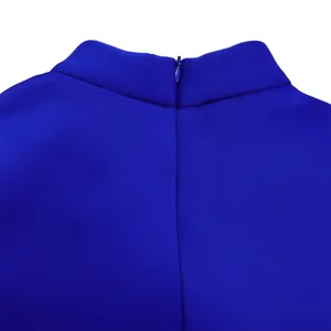 Gros plan détaillé du décolleté d'une robe de soirée bleu roi dotée d'une fermeture éclair invisible