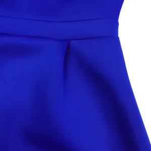 Détail d'une robe de soirée bleu roi montrant la taille et un élégant pli plissé