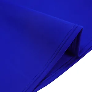 Gros plan montrant le tissu bleu royal de haute qualité et les coutures fines de la robe