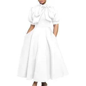 Robe mi-longue blanche élégante à manches courtes avec gros nœud au col et jupe évasée