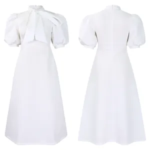 Robe blanche élégante à manches bouffantes avec nœud, vues de face et de dos détaillée