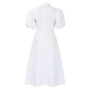Vue arrière détaillée d'une élégante robe midi blanche avec des manches bouffantes et col montant