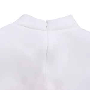 Détail en gros plan d'une fermeture éclair invisible sur le col blanc d'une robe de soirée