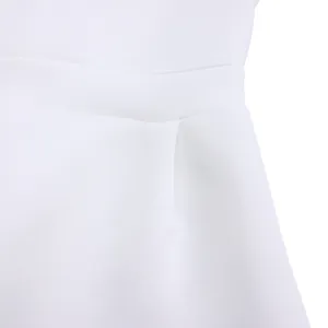 Détail en gros plan montrant la couture de la taille et le tissu plissé d'une robe blanche