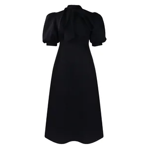 Robe mi-longue évasée noire élégante avec manches bouffantes et nœud papillon au col chic
