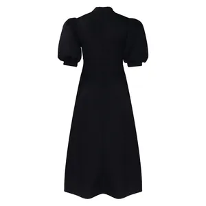 Vue arrière d'une robe de soirée noire à manches bouffantes, col montant et coupe trapèze