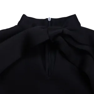 Gros plan montrant l'encolure élégante à nœud papillon sur cette robe de soirée noire