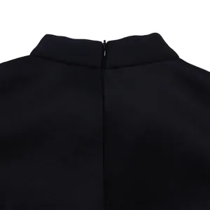 Vue détaillée du col montant élégant et de la fermeture éclair invisible de cette robe