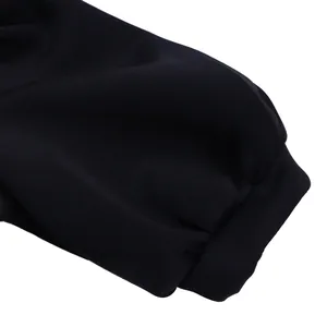 Vue macro détaillée montrant le poignet élastique froncé d'une robe noire à manches bouffantes