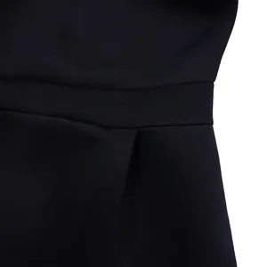 Gros plan détaillé montrant le tissu de qualité et les plis d'une robe de soirée noire