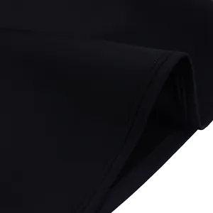 Gros plan détaillé d'un tissu de robe noir de qualité montrant coutures et texture